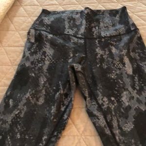 ALO yoga snakeprint Capri
